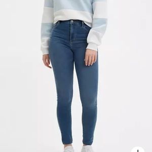 SOLS ON MEEC Size 27 Levi’s super skinny  jeans